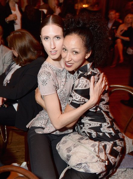 Η υψηλή κοινωνία μάς φτύνει: Πριγκιπόπουλα, κόμησσες και πλουσιοκόριτσα στο Χορό των Debutantes [εικόνες] | iefimerida.gr 2