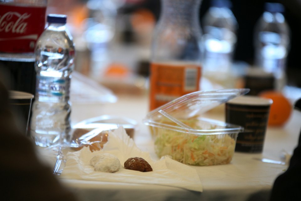 Γεύμα αγάπης για τους απόρους από τον Δήμο Αθηναίων -Εκατοντάδες συνάνθρωποι μας στο Ρουφ [εικόνες] | iefimerida.gr 9