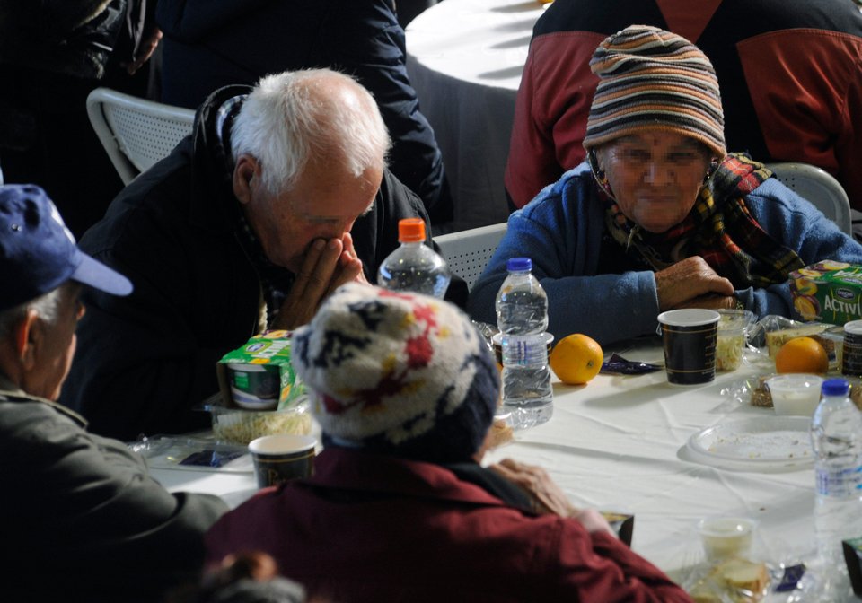 Γεύμα αγάπης για τους απόρους από τον Δήμο Αθηναίων -Εκατοντάδες συνάνθρωποι μας στο Ρουφ [εικόνες] | iefimerida.gr 11