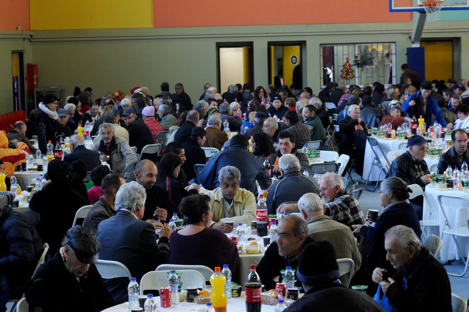 Γεύμα αγάπης για τους απόρους από τον Δήμο Αθηναίων -Εκατοντάδες συνάνθρωποι μας στο Ρουφ [εικόνες] | iefimerida.gr 12