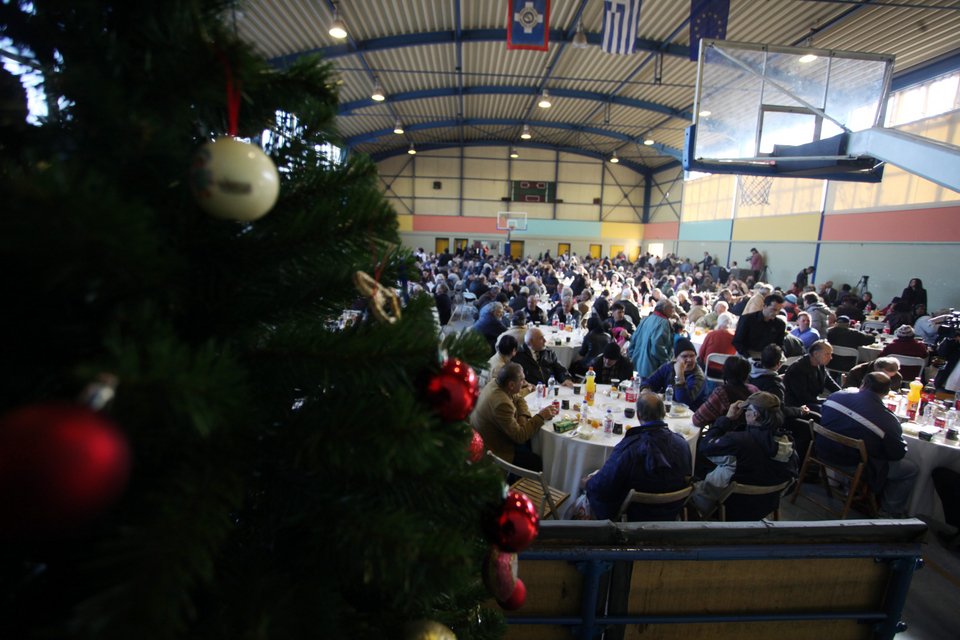 Γεύμα αγάπης για τους απόρους από τον Δήμο Αθηναίων -Εκατοντάδες συνάνθρωποι μας στο Ρουφ [εικόνες] | iefimerida.gr 13