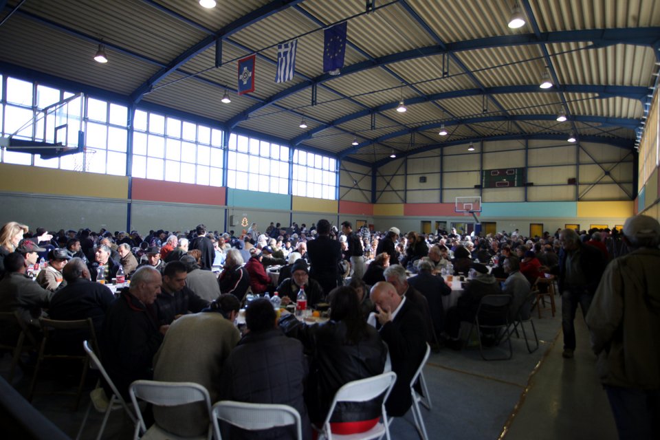 Γεύμα αγάπης για τους απόρους από τον Δήμο Αθηναίων -Εκατοντάδες συνάνθρωποι μας στο Ρουφ [εικόνες] | iefimerida.gr 14