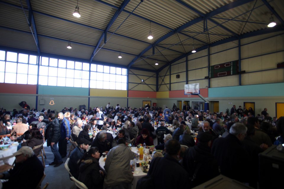 Γεύμα αγάπης για τους απόρους από τον Δήμο Αθηναίων -Εκατοντάδες συνάνθρωποι μας στο Ρουφ [εικόνες] | iefimerida.gr 15