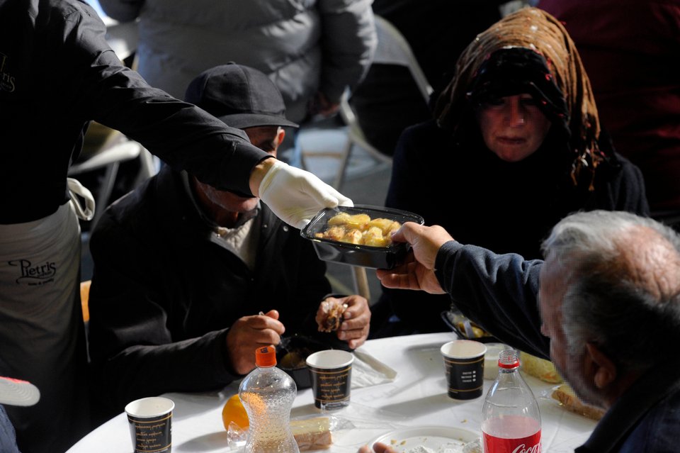 Γεύμα αγάπης για τους απόρους από τον Δήμο Αθηναίων -Εκατοντάδες συνάνθρωποι μας στο Ρουφ [εικόνες] | iefimerida.gr 3