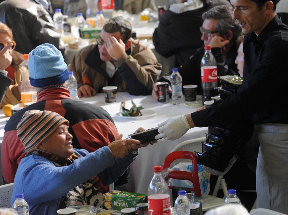 Γεύμα αγάπης για τους απόρους από τον Δήμο Αθηναίων -Εκατοντάδες συνάνθρωποι μας στο Ρουφ [εικόνες] | iefimerida.gr 8