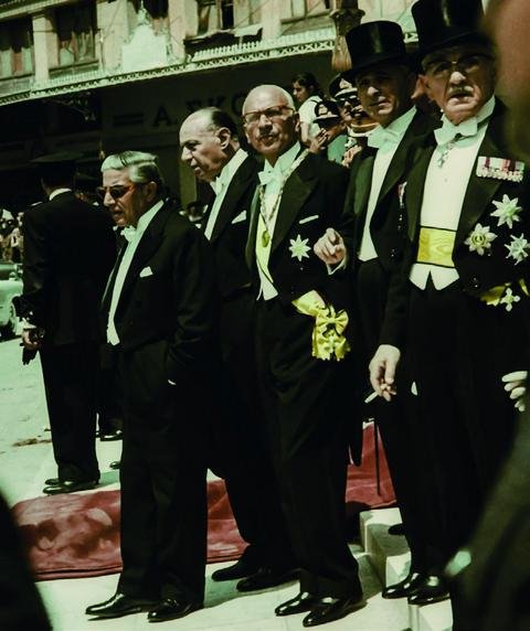 Στο σύμπαν του αξιότιμου καθηγητή Ζολώτα -Μια έκθεση προσωπική, πολιτική, οικονομική [εικόνες] | iefimerida.gr 1