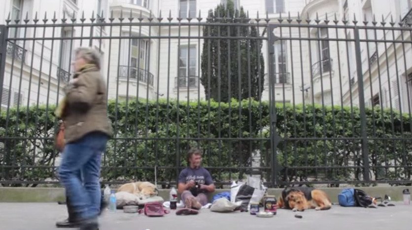 Ο άστεγος bodybuilder που έχει μετατρέψει τους δρόμους του Παρισιού σε γυμναστήριο [εικόνες & βίντεο] | iefimerida.gr 1