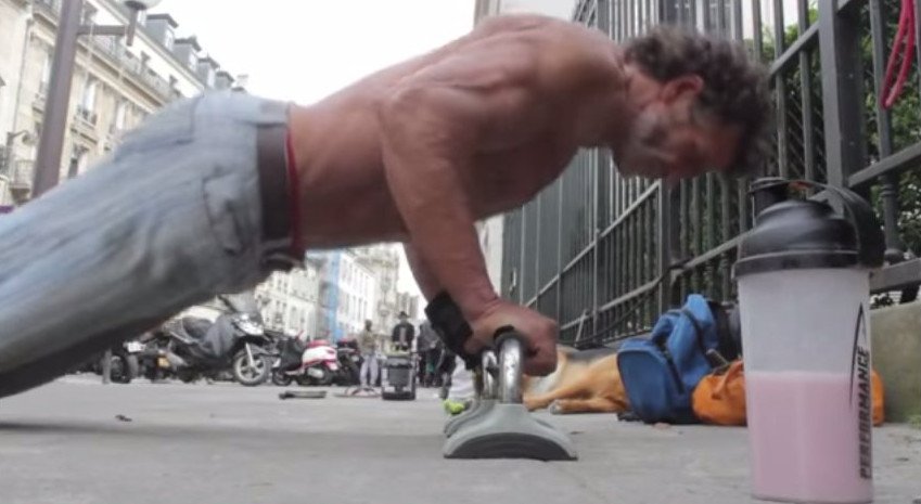 Ο άστεγος bodybuilder που έχει μετατρέψει τους δρόμους του Παρισιού σε γυμναστήριο [εικόνες & βίντεο] | iefimerida.gr 4