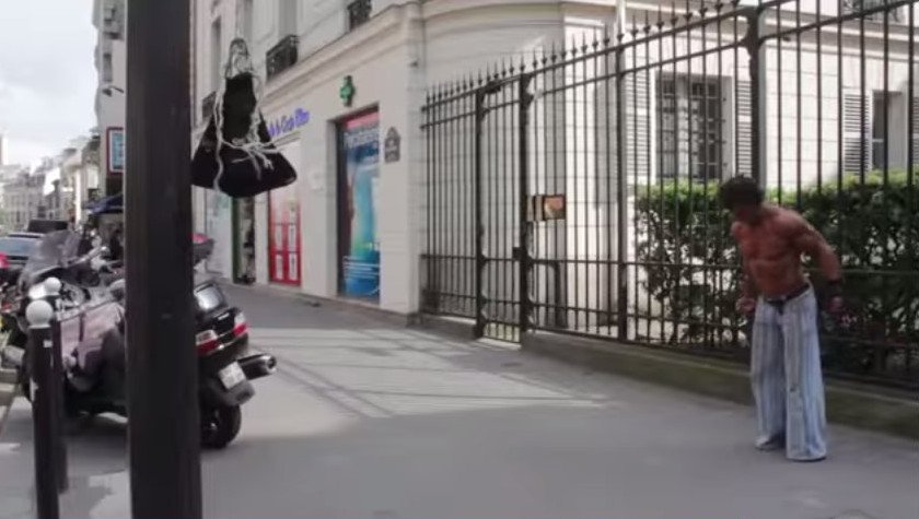 Ο άστεγος bodybuilder που έχει μετατρέψει τους δρόμους του Παρισιού σε γυμναστήριο [εικόνες & βίντεο] | iefimerida.gr 3