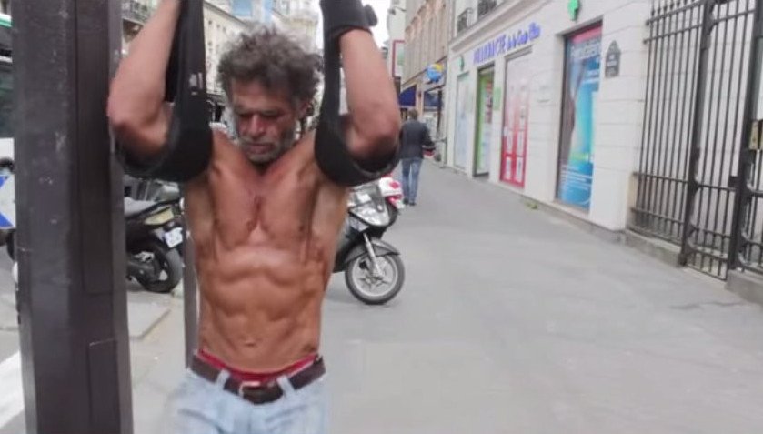 Ο άστεγος bodybuilder που έχει μετατρέψει τους δρόμους του Παρισιού σε γυμναστήριο [εικόνες & βίντεο] | iefimerida.gr 0