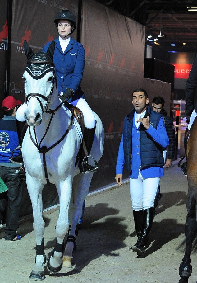  Η καταστροφική πτώση της Αθηνάς Ωνάση -Καρέ καρέ η τούμπα που την έκανε να κινδυνεύσει και οδήγησε στον θάνατο το άλογό της [εικόνες] | iefimerida.gr 0