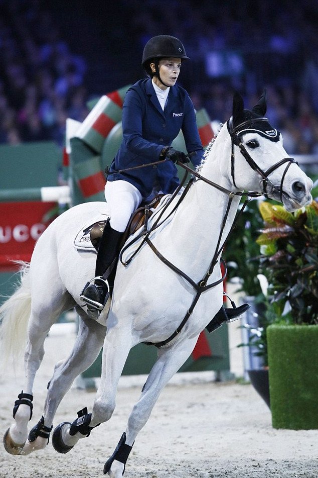  Η καταστροφική πτώση της Αθηνάς Ωνάση -Καρέ καρέ η τούμπα που την έκανε να κινδυνεύσει και οδήγησε στον θάνατο το άλογό της [εικόνες] | iefimerida.gr 1