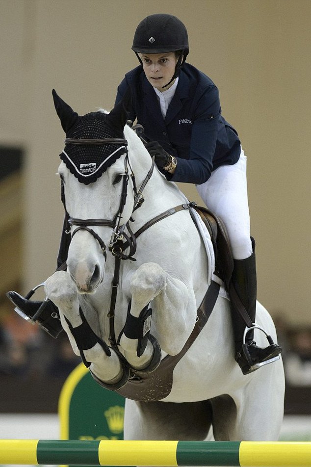  Η καταστροφική πτώση της Αθηνάς Ωνάση -Καρέ καρέ η τούμπα που την έκανε να κινδυνεύσει και οδήγησε στον θάνατο το άλογό της [εικόνες] | iefimerida.gr 2