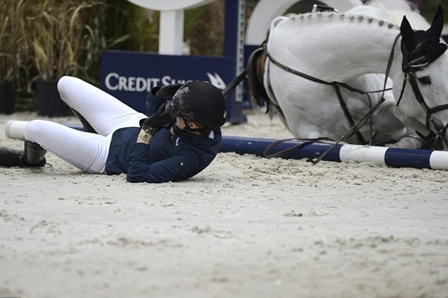  Η καταστροφική πτώση της Αθηνάς Ωνάση -Καρέ καρέ η τούμπα που την έκανε να κινδυνεύσει και οδήγησε στον θάνατο το άλογό της [εικόνες] | iefimerida.gr 4