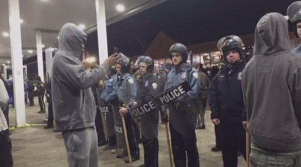 Αυτός είναι ο 18χρονος που πυροβόλησε αστυνομικός στο Φέργκιουσον -Κατέρρευσε η μητέρα του όταν τον αναγνώρισε [βίντεο & εικόνες] | iefimerida.gr 13