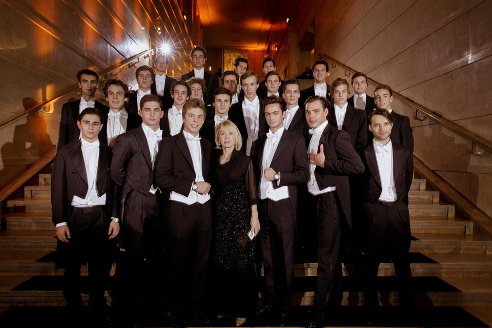 Η υψηλή κοινωνία μάς φτύνει: Πριγκιπόπουλα, κόμησσες και πλουσιοκόριτσα στο Χορό των Debutantes [εικόνες] | iefimerida.gr 1