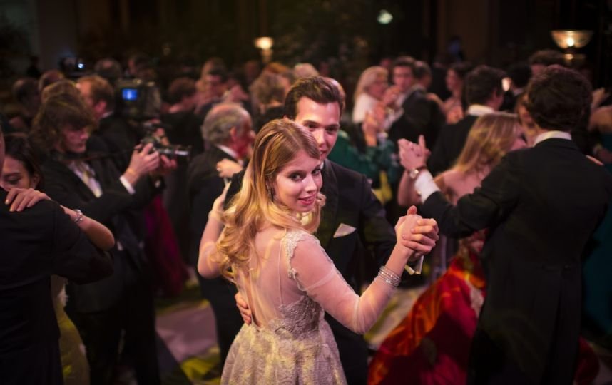 Η υψηλή κοινωνία μάς φτύνει: Πριγκιπόπουλα, κόμησσες και πλουσιοκόριτσα στο Χορό των Debutantes [εικόνες] | iefimerida.gr 7