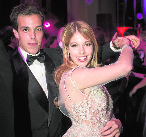 Η υψηλή κοινωνία μάς φτύνει: Πριγκιπόπουλα, κόμησσες και πλουσιοκόριτσα στο Χορό των Debutantes [εικόνες] | iefimerida.gr 8