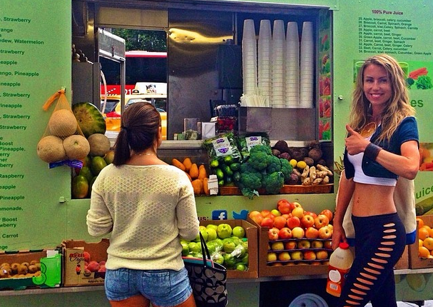 H γκουρού της δίαιτας στο Youtube εξηγεί πώς έγινε θεά τρώγοντας 51 μπανάνες την ημέρα [εικόνες & βίντεο] | iefimerida.gr 3