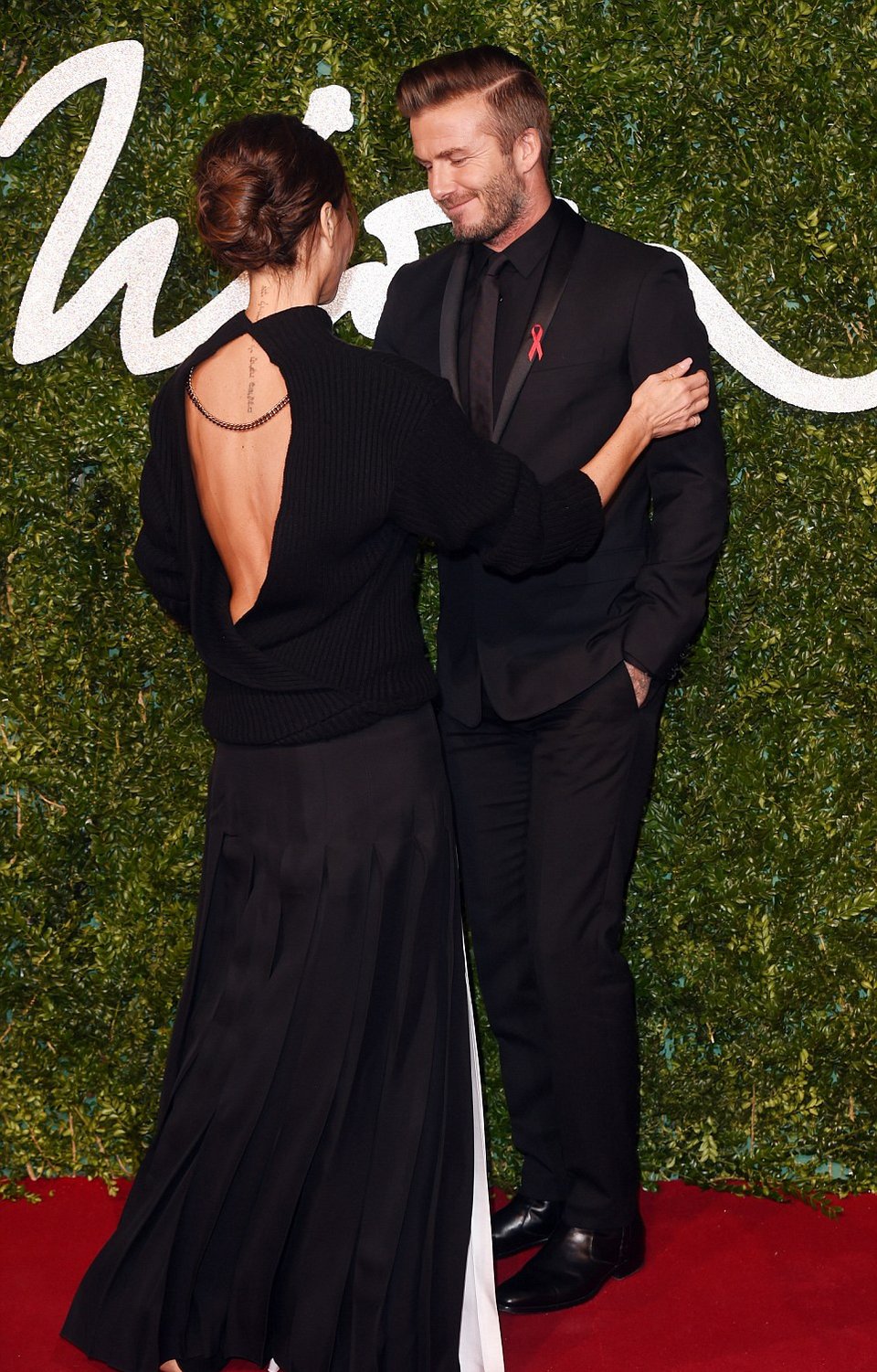 Ολα όσα έγιναν στα βραβεία μόδας του Λονδίνου -Η ημίγυμνη Ριάνα και το χούφτωμα της Κάρα Ντελεβίν [εικόνες] | iefimerida.gr 2