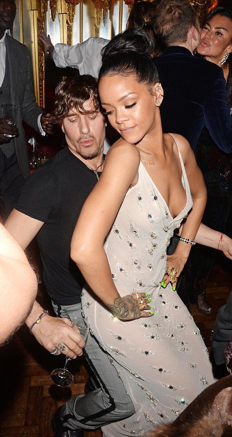 Ολα όσα έγιναν στα βραβεία μόδας του Λονδίνου -Η ημίγυμνη Ριάνα και το χούφτωμα της Κάρα Ντελεβίν [εικόνες] | iefimerida.gr 6