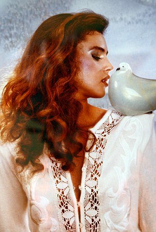 Η Μόνικα Μπελούτσι στην εφηβεία -Από τότε μάγευε άνδρες και γυναίκες με την ομορφιά της [εικόνες] | iefimerida.gr 10