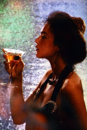 Η Μόνικα Μπελούτσι στην εφηβεία -Από τότε μάγευε άνδρες και γυναίκες με την ομορφιά της [εικόνες] | iefimerida.gr 11