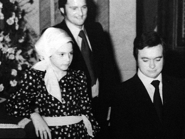 Η Μόνικα Μπελούτσι στην εφηβεία -Από τότε μάγευε άνδρες και γυναίκες με την ομορφιά της [εικόνες] | iefimerida.gr 4