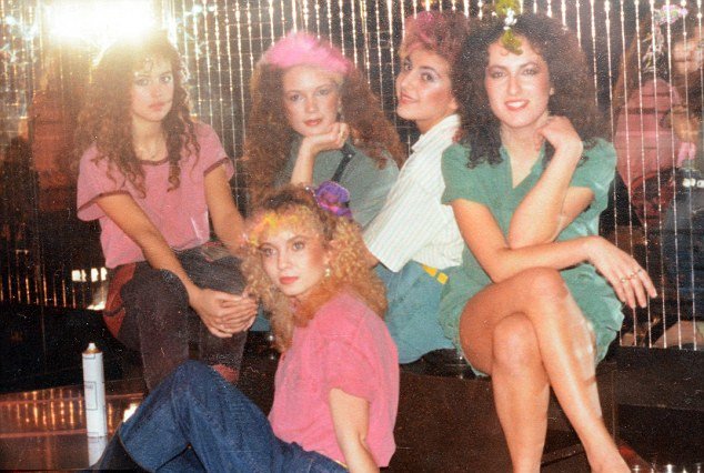 Η Μόνικα Μπελούτσι στην εφηβεία -Από τότε μάγευε άνδρες και γυναίκες με την ομορφιά της [εικόνες] | iefimerida.gr 7