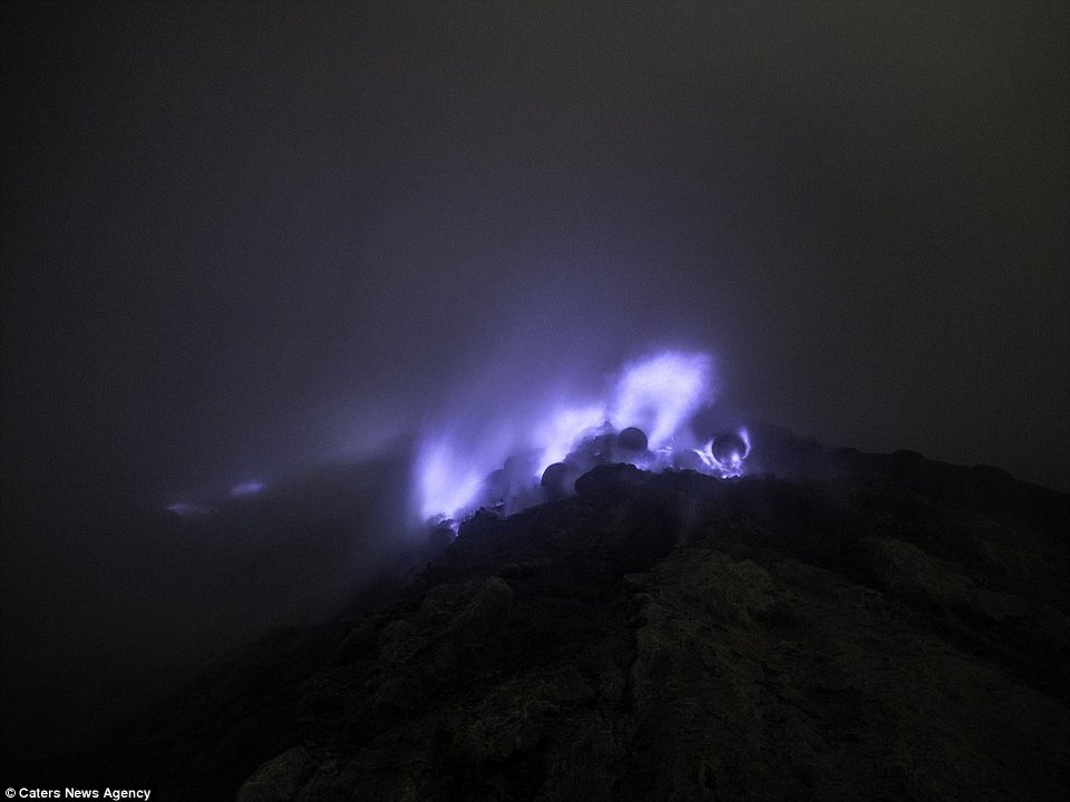 Το μυστηριώδες ηφαίστειο με την μπλε λάβα [εικόνες] | iefimerida.gr 5
