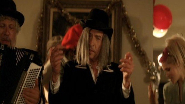 Ο Ντίλαν τραγουδά χριστουγεννιάτικα τραγούδια με γρέζι & τσαντίλα [βίντεο] | iefimerida.gr 0