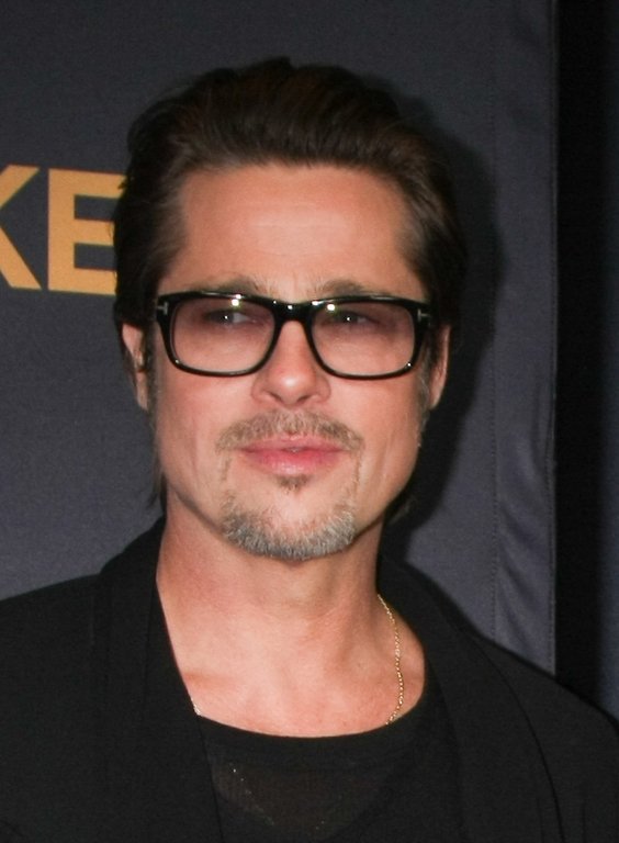 Η συγκλονιστική κορούλα του Brad Pitt με κοστούμι και γραβάτα [εικόνες] | iefimerida.gr 4