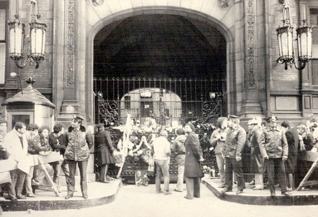 Η ζωή μου με τον δολοφόνο του Λένον – Η σύζυγος του Μαρκ Τσάπμαν σπάει τη σιωπή της [εικόνες] | iefimerida.gr 3