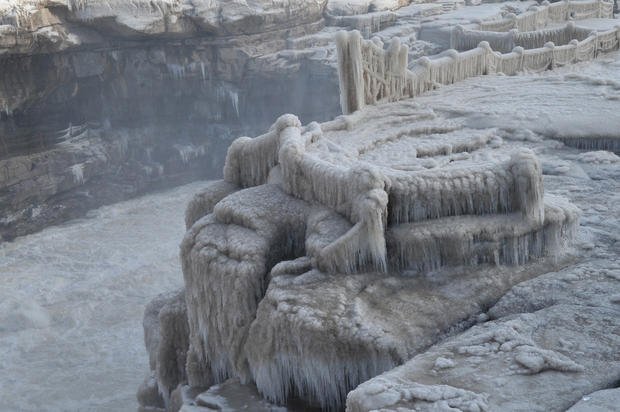 Απίστευτο θέαμα: Πάγωσε καταρράκτης στον Κίτρινο Ποταμό της Κίνας [εικόνες & βίντεο] | iefimerida.gr 1