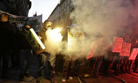 Γιατί οι Ιταλοί διαδηλώνουν πάντα στην πρεμιέρα της Σκάλας του Μιλάνου -Σφοδρές συγκρούσεις έξω από το θέατρο [εικόνες] | iefimerida.gr 1