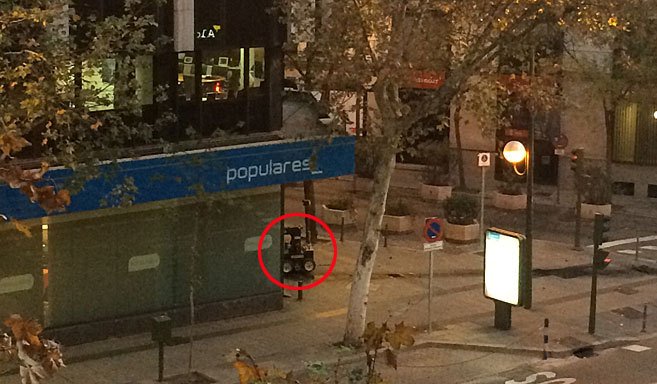 Χρεοκοπημένος επιχειρηματίας γέμισε το αυτοκίνητό του με βουτάνιο και το έριξε στην έδρα του κόμματος του Ραχόι  [βίντεο & εικόνες] | iefimerida.gr 0