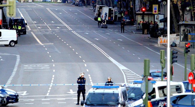 Χρεοκοπημένος επιχειρηματίας γέμισε το αυτοκίνητό του με βουτάνιο και το έριξε στην έδρα του κόμματος του Ραχόι  [βίντεο & εικόνες] | iefimerida.gr 3