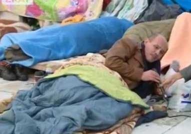 Ο Μιχελογιαννάκης σε sleeping bag, στην πλατεία Συντάγματος -Ξεκίνησε την απεργία πείνας [εικόνες] | iefimerida.gr 2