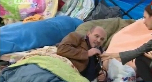 Ο Μιχελογιαννάκης σε sleeping bag, στην πλατεία Συντάγματος -Ξεκίνησε την απεργία πείνας [εικόνες] | iefimerida.gr 0