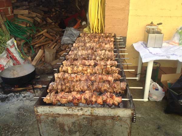  Γαμπρός ντύθηκε ο βουλευτής του ΣΥΡΙΖΑ Βαγγέλης Διαμαντόπουλος -Γλέντι με γουρουνοπούλες και ψησταριές [εικόνες] | iefimerida.gr 3