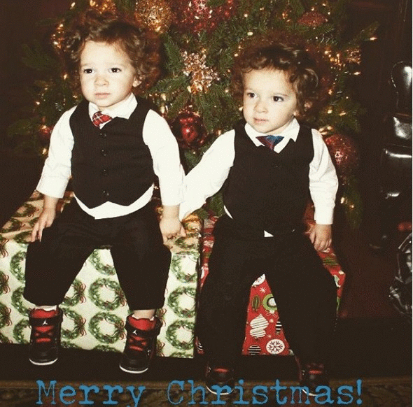 Καλομοίρα: Εντυσε τα δίδυμα με σμόκιν για τα Χριστούγεννα [εικόνα] | iefimerida.gr 0