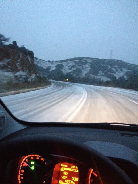 Χιονίζει ασταμάτητα στη Φθιώτιδα: Σε «παγοδρόμιο» έχει μετατραπεί η Εθνική Οδός [εικόνες] | iefimerida.gr 4