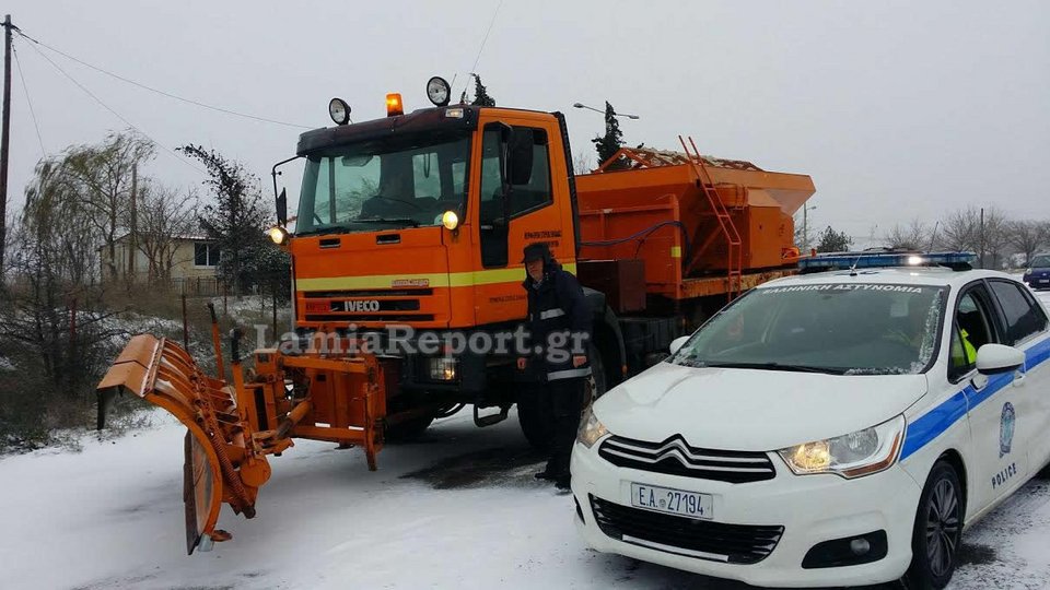 Χιονίζει ασταμάτητα στη Φθιώτιδα: Σε «παγοδρόμιο» έχει μετατραπεί η Εθνική Οδός [εικόνες] | iefimerida.gr 3