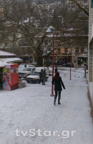 Χιονίζει ασταμάτητα στη Φθιώτιδα: Σε «παγοδρόμιο» έχει μετατραπεί η Εθνική Οδός [εικόνες] | iefimerida.gr 11