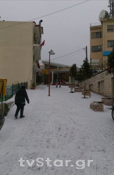 Χιονίζει ασταμάτητα στη Φθιώτιδα: Σε «παγοδρόμιο» έχει μετατραπεί η Εθνική Οδός [εικόνες] | iefimerida.gr 9