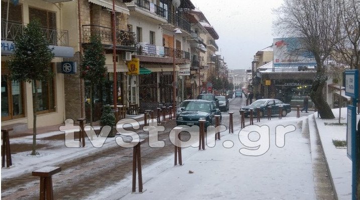 Χιονίζει ασταμάτητα στη Φθιώτιδα: Σε «παγοδρόμιο» έχει μετατραπεί η Εθνική Οδός [εικόνες] | iefimerida.gr 7