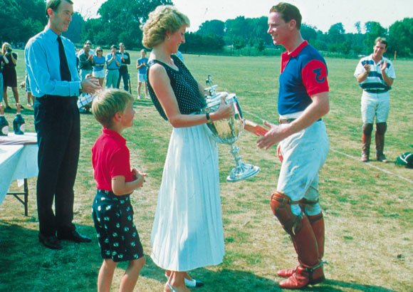 Τίνος γιος είναι ο πρίγκηπας Χάρι; Του λοχαγού Χιούιτ απαντάει συγγραφέας [εικόνες] | iefimerida.gr 6