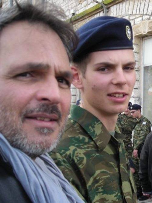 Ο γιος του Σταμάτη Γαρδέλη ορκίστηκε φαντάρος στο Μεσολόγγι [εικόνες] | iefimerida.gr 1