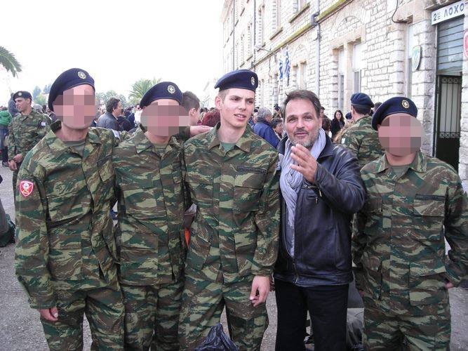 Ο γιος του Σταμάτη Γαρδέλη ορκίστηκε φαντάρος στο Μεσολόγγι [εικόνες] | iefimerida.gr 3