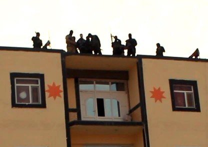 Εικόνες-σοκ: Τζιχαντιστές πετούν ομοφυλόφιλο από την ταράτσα διώροφου κτιρίου [εικόνες] | iefimerida.gr 0